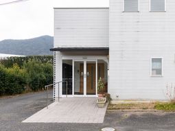 白い壁の建物エントランス