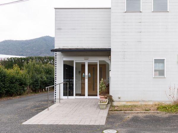 白い壁の建物エントランス