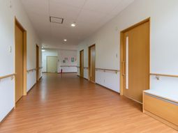 明るい廊下の施設内部