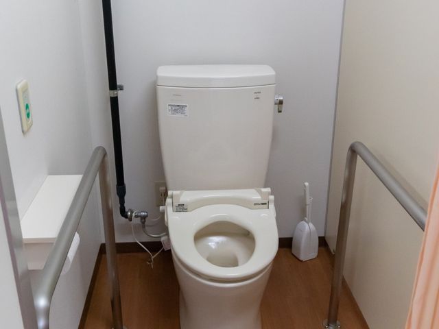 バリアフリートイレ設備 トイレ 手すり付きで安全性を考慮した清潔なトイレスペースです。使いやすさを重視し、皆さんの快適な毎日をサポートします。