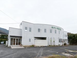 広々とした施設外観