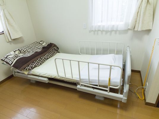 シンプルな個室の寝床