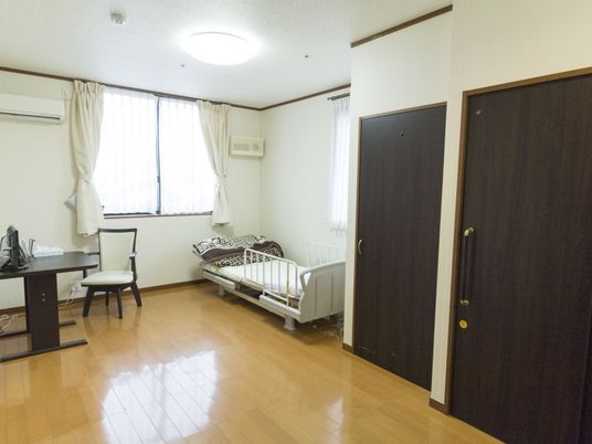 明るい個室の居室