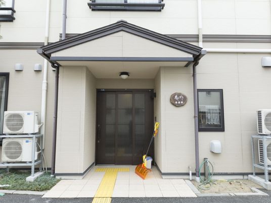 清潔感のある建物のエントランス