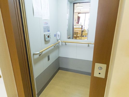 手すり付き廊下と部屋