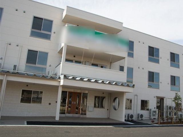 白基調のきれいな外観 外観 開放的なエントランスを備えた明るい外観です。こちらで新たな職場をお探しの方に、より良い環境を提供できることでしょう。