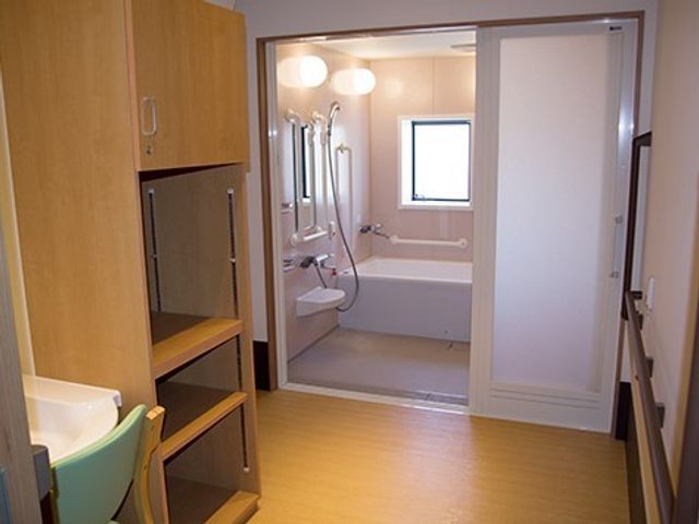 車椅子対応の洗面台と浴室 浴室 ゆったりとした洗面台と手すり付きの浴室は、利用者の快適な生活をサポートする設計になっています。