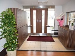 明るいエントランスの風景