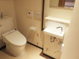 清潔なトイレと洗面台