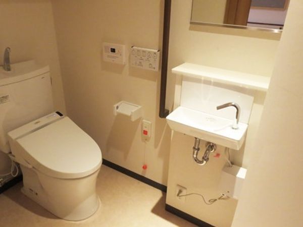 清潔なトイレと洗面台