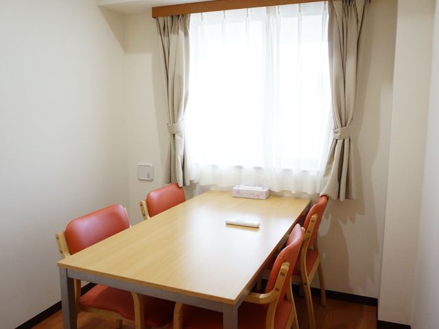 明るい対面スタイル居室 談話室 清潔で明るい居室が自慢です。対面ができるテーブルセットで、訪問者とのふれあいも楽しめます。