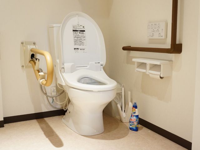 バリアフリートイレ設備 トイレ 手すり完備し、高齢者も安全に使用できる清潔感のあるトイレです。就労を考える際、このような細やかな設備が充実しています。