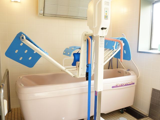 快適な介護用浴室 機械浴槽 安全に配慮された設備の浴室です。リフト装置があり、身体の不自由な方も安心して入浴できる工夫がされています。