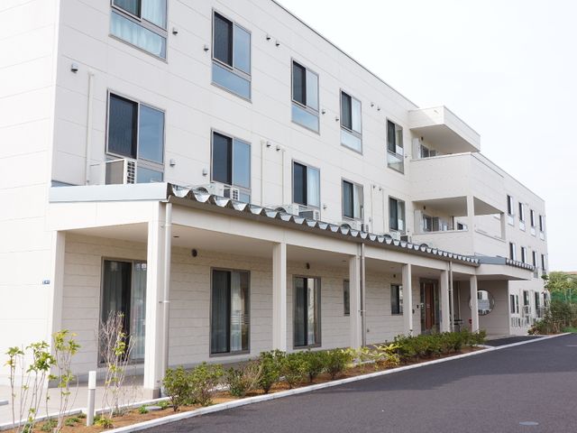 清潔感のある建物外観 外観 新築のような清潔感のあふれる外観は、訪れる方々に安心感を与えるでしょう。広々とした敷地には、新しい一歩を踏み出す希望が広がっています。