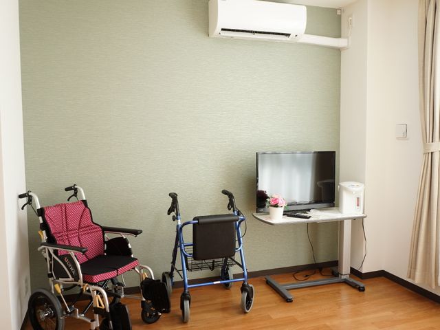 車椅子と歩行器の部屋 居室 快適なエアコンが付いた居室で、テレビやお茶を楽しむ、ゆったりとした空間がここにはあります。