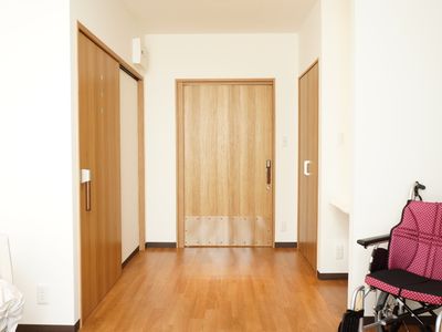 居室のドアと車椅子