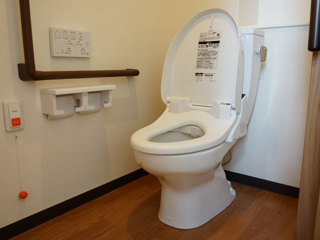 手すり付きトイレ 居室 安全に配慮されたトイレは手すりが設置されており、緊急コールも備えていますので、万が一の時も安心です。