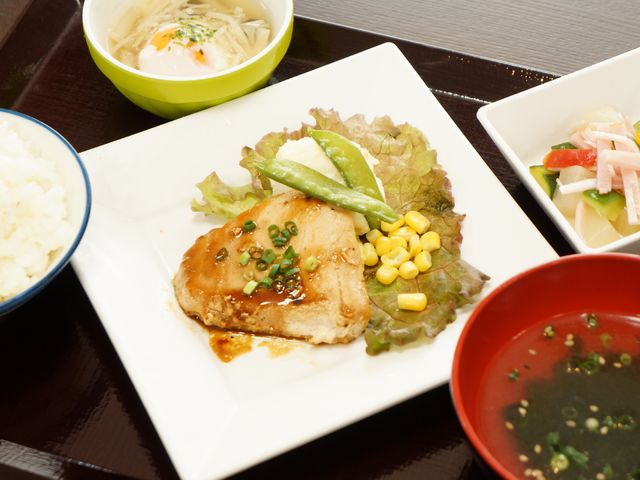 手作り健康食事セット 食事 バランスの取れた彩り豊かな料理は、日々の活力源。栄養考慮したメニューで利用者様の健康を支えます。