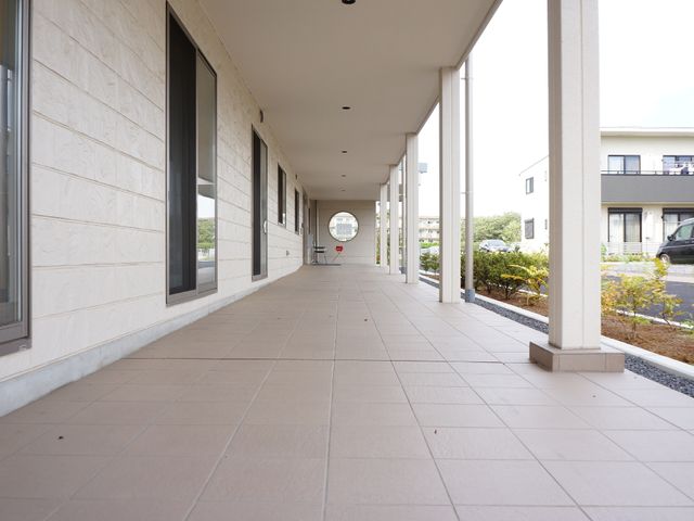 広々とした明るい廊下 通路 ゆったりとした空間の廊下はゆとりを持って歩け、窓から自然光が差し込む心地よい環境です。