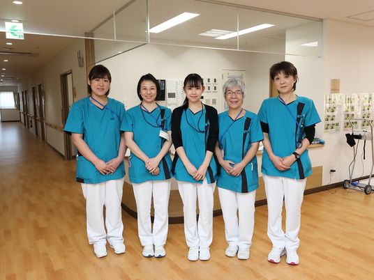スタッフの立ち姿廊下