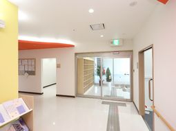 明るい廊下とエントランス