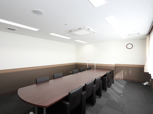会議室のシンプルな内観