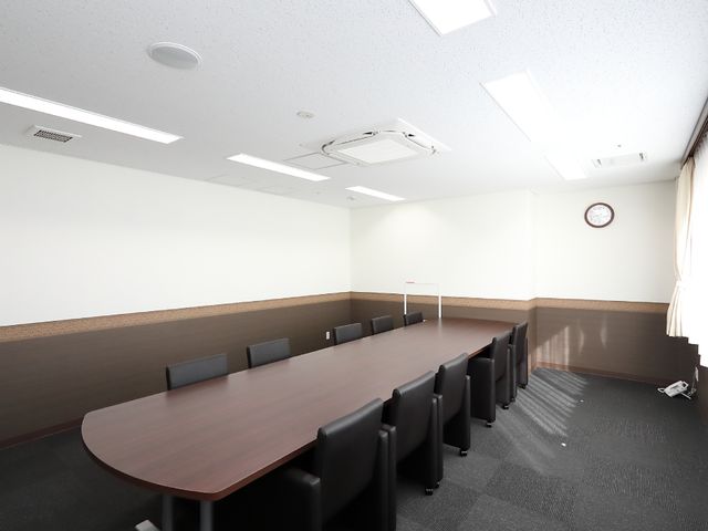 会議室のシンプルな内観