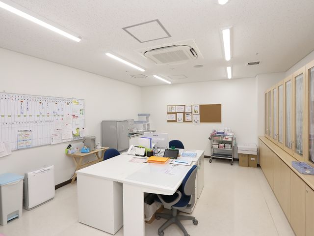 明るく整理されたスタッフルーム