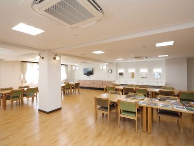 広々とした明るい食堂