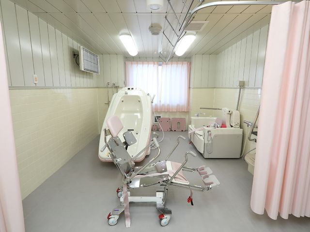 ケア用機器が整う清潔な空間