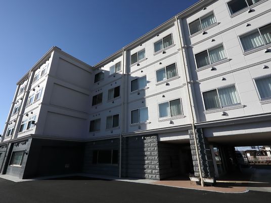 白い建物のエントランス部分