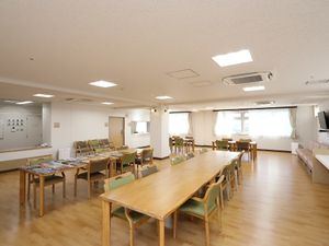 広々とした明るい食堂