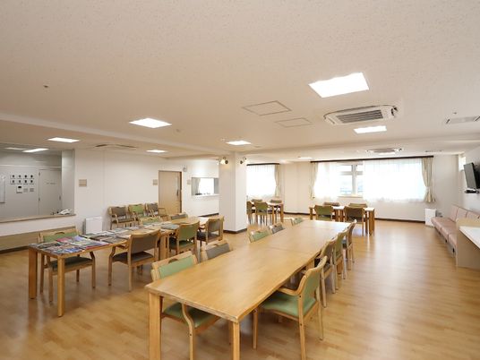 広々とした明るい食堂