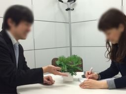 会議をする男女二人