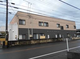 シンプルな建物の外観