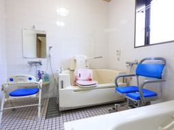 バリアフリー設計の浴室