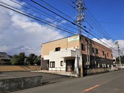 建物全体の明るい外観