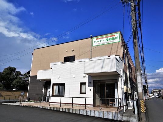 明るく清潔感のある建物外観
