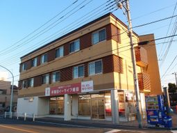 明るい外観の建物