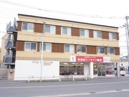 明るい色の建物の外観