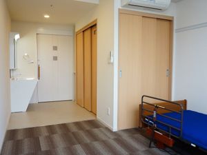 居室のベッドと洗面台