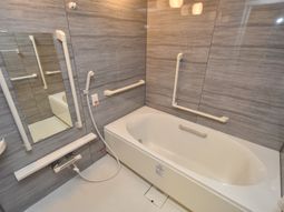 バリアフリー設計の浴室