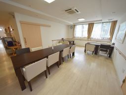 明るい食堂スペース