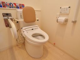 バリアフリー設計のトイレ