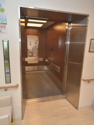 ステンレス製エレベーター入口