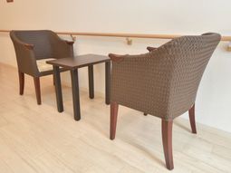 茶色の椅子とテーブル