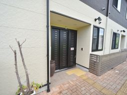 明るい施設のエントランス