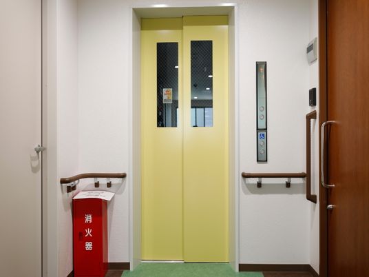 黄色の扉付きエレベーター