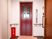 赤い扉のエレベーターホール