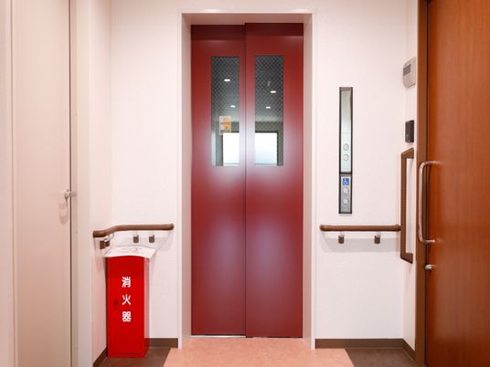 赤い扉のエレベーターホール